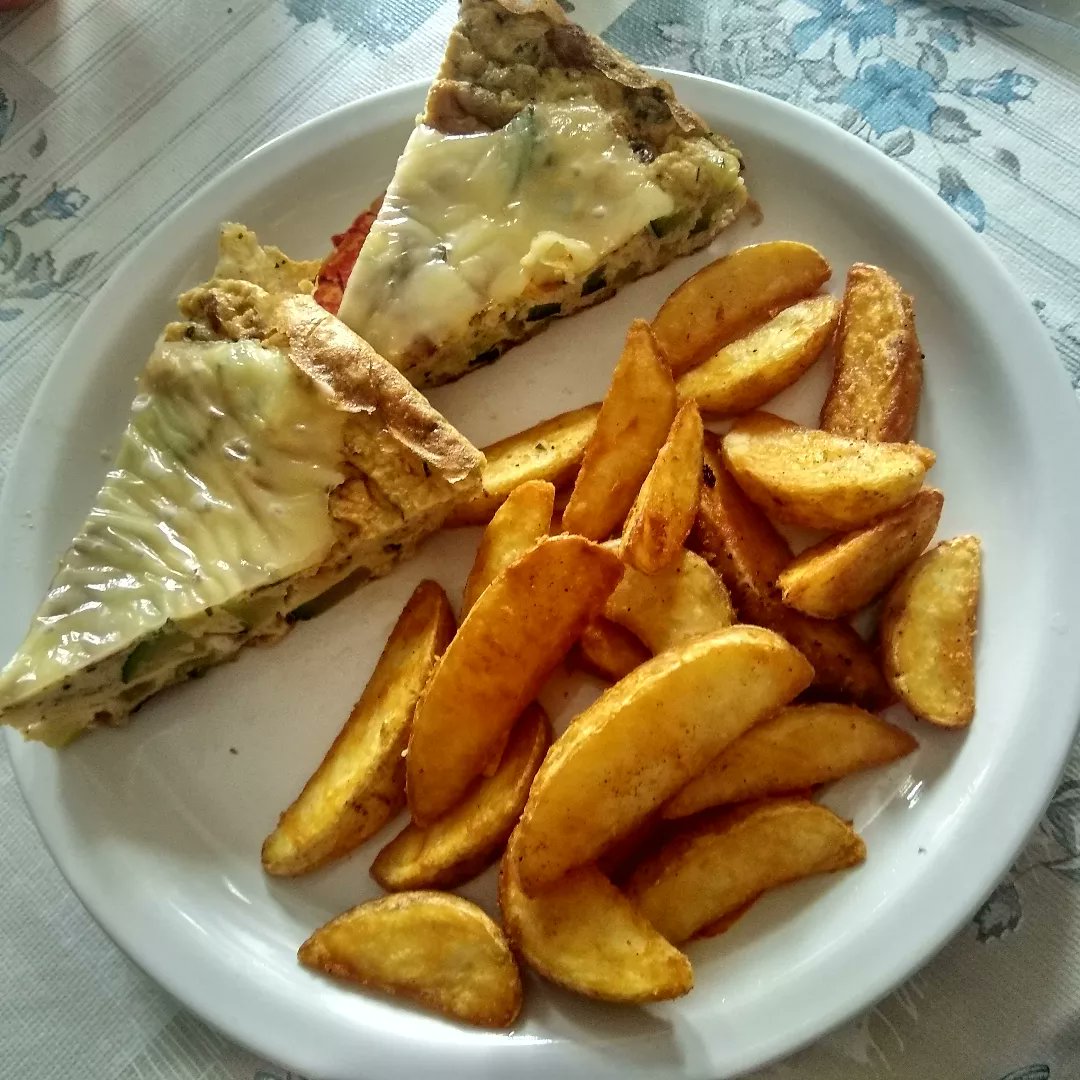 AdriRecetas's tweet photo. 🥒🧀🥚- Tortilla de Calabacín con queso, y patatas gajo al horno -🥚🧀🥒

🤗-Hola receteras y receteros, hoy os traigo una receta super fácil, rápida y rica .

#tortilla#calabacín #queso🧀#patatasgajo#recetasfaciles#cocinafacil#amiestilo#foodlovers#foodporn#miercoles#junio https://t.co/i5Pj7OBBcV