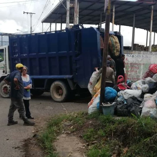 ErnestoBecerraC's tweet photo. #01junio Iniciamos el mes, con trabajo y compromiso por nuestros habitantes. 💯
La recolección de desechos sólidos y mantener las calles limpias nuestra prioridad.🧹🧹
Se atendió el Sector Manuel Felipe Rugeles, la comunidad presente ayudando. 🙌💪
#TrabajoyCompromiso https://t.co/uI7T8ObLp3