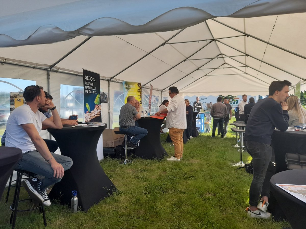 anne_manach's tweet photo. Pole emploi du Mans était présent hier au job dating organisé hier à @aftral. Plus de 100 candidats du #transport se sont présentés pour rencontrer employeurs et partenaires. @GaellePatronPE @NellyBertonnier @AlexandreThieu3 #TousMobilises pour les métier en tension. https://t.co/gnYZioRzIh