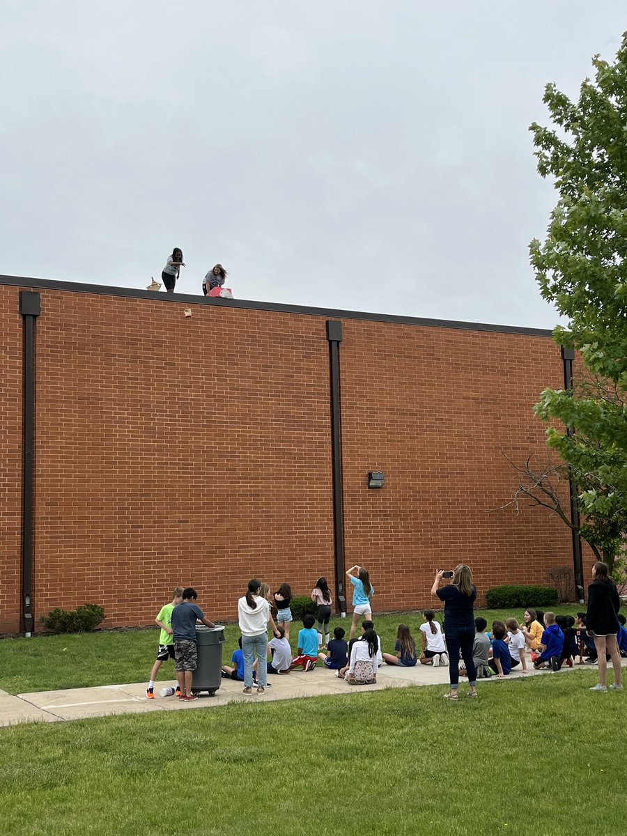 MissEmRen's tweet photo. 4th grade egg drop on the last day of school with kindergarten spectators!🥚☀️ @GrahamElem204 https://t.co/Wl3aUDeZG2