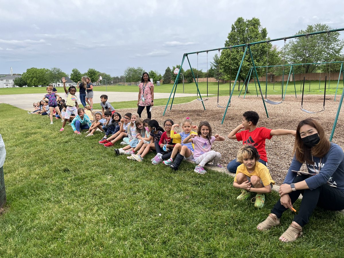 MissEmRen's tweet photo. 4th grade egg drop on the last day of school with kindergarten spectators!🥚☀️ @GrahamElem204 https://t.co/Wl3aUDeZG2