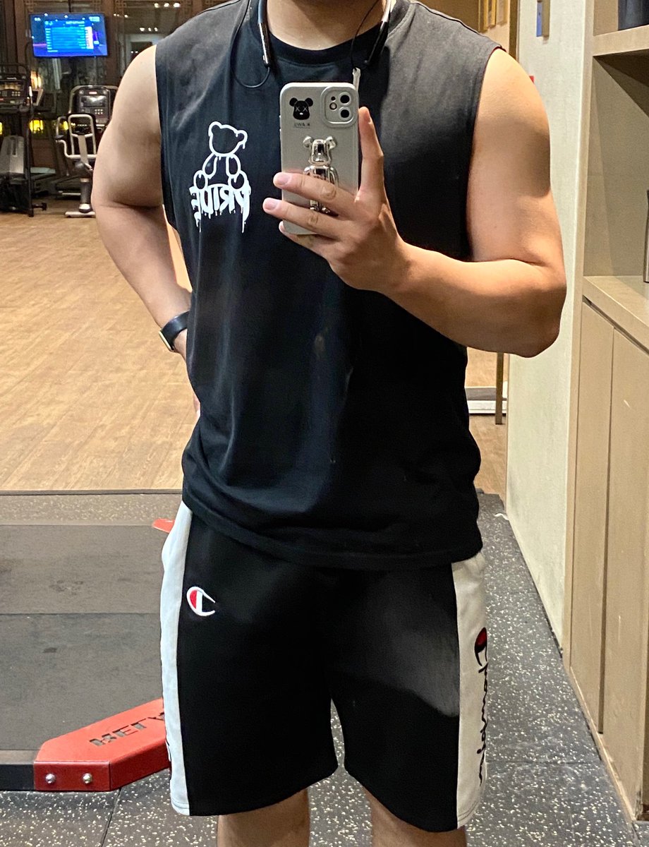 K6Veuj's tweet photo. 本来想��六一的，但是想了一下哪有小朋友16cm，还一身肌肉，还脚那么臭 https://t.co/s0N04dYbem