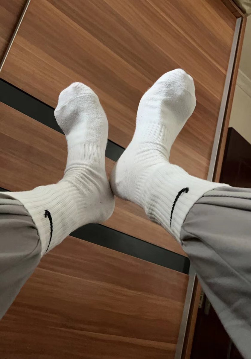 K6Veuj's tweet photo. 本来想��六一的，但是想了一下哪有小朋友16cm，还一身肌肉，还脚那么臭 https://t.co/s0N04dYbem
