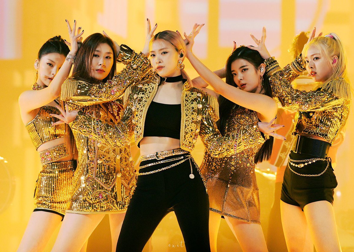 MIDCYS's tweet photo. ITZY ROYAL CONCEPT IS COMING WHAT THE ACTUAL FUCK https://t.co/vQYkVjqJis