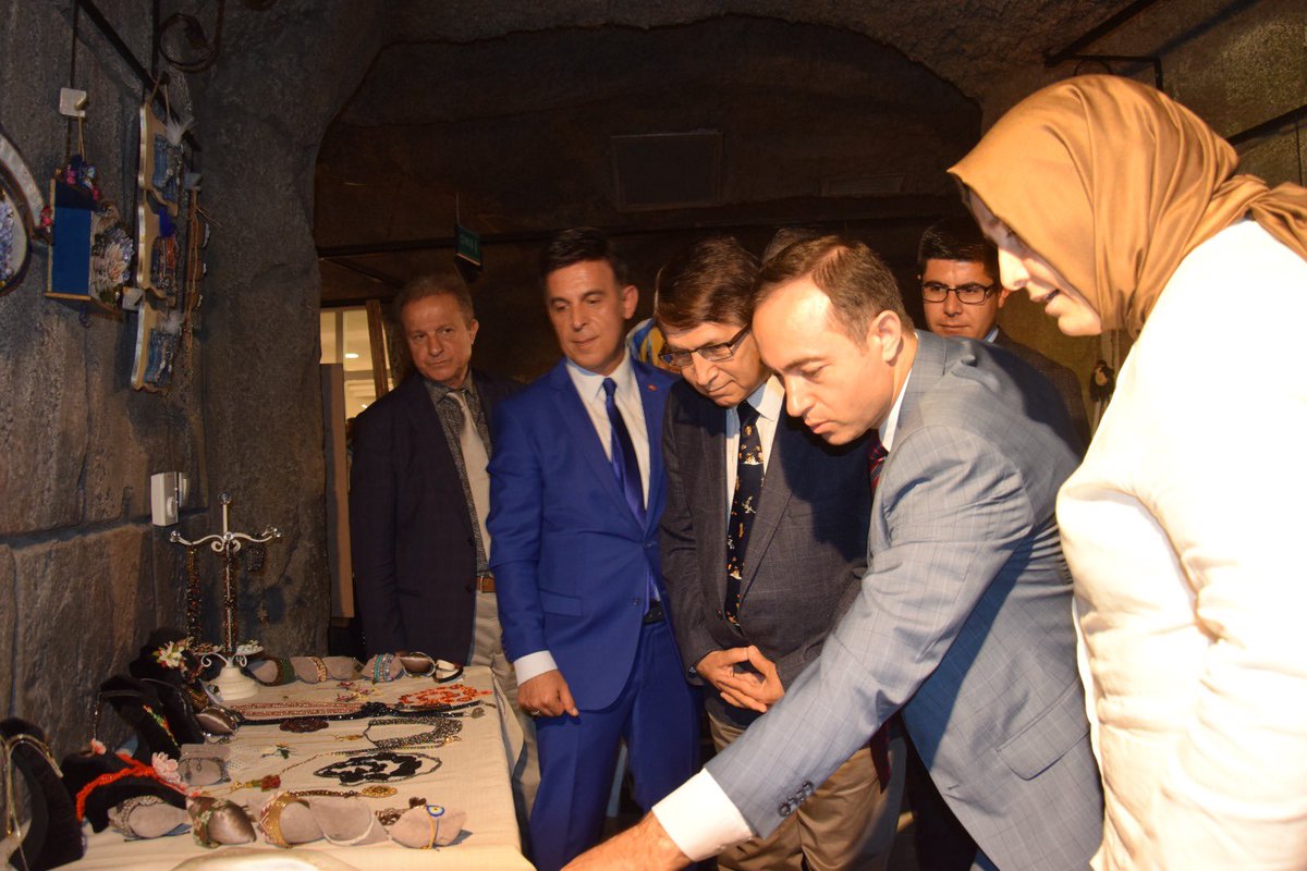 Atahem's tweet photo. 2021-2022 Eğitim-Öğretim Yılı Hayat Boyu Öğrenme Haftası Etkinlikleri Samsun İlimizde Atakum Halk Eğitimi Merkezi Müdürlüğümüzde yapılan törenle başladı .Atakum Halk Eğitimi Merkezimizin düzenlemiş olduğu yıl sonu sergimize katılan Vali Yrd. Sayın Şevket CİNBİR ve Hanımefendiye, https://t.co/fBqJXiUBPb