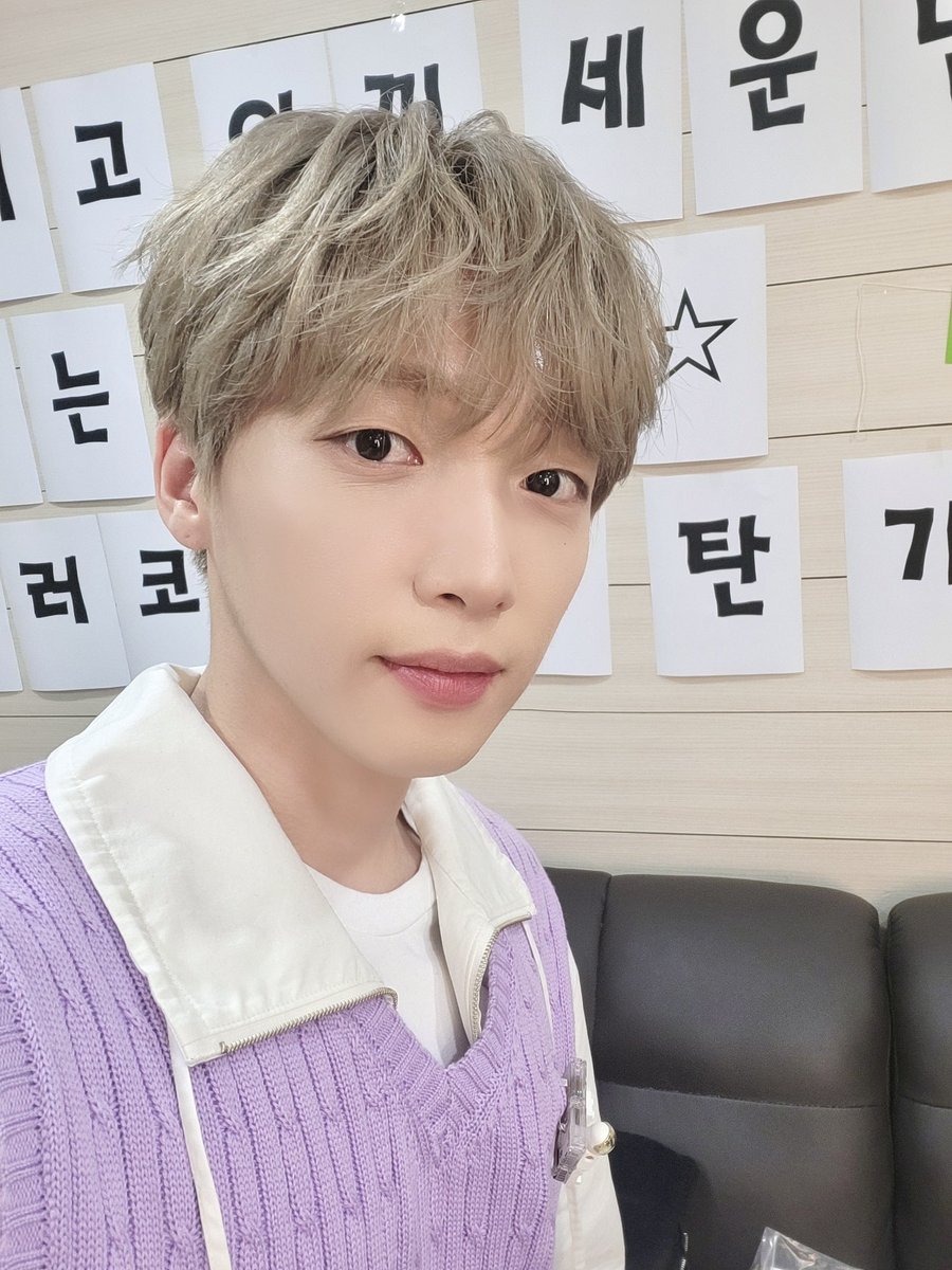 jeongsewoon_twt's tweet photo. [#정세운]
KBS2 #요즘것들이수상해 완료! 🧐

👥: 저번주부터 수요일이 다가오면
마음이 간질간질하고 두근거리는데
이거 요상한 일인가요 ⁉️

🍀: 아니요! MC 세운이와
함께하는 날이니 당연합니다 💜💛

#JEONGSEWOON https://t.co/4zj3PfDhRb