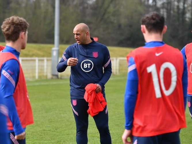 DevTrehan's tweet photo. Breaking: Anwar Uddin awarded MBE for services to football in Queen's Birthday Honours List 👑🎂🎖️⚽️

#England C assistant Uddin becomes first British South Asian current or former footballer ever to be recognised with an #MBE⚽️🦁🏴󠁧󠁢󠁥󠁮󠁧󠁿🇧🇩🐯

https://t.co/yb8hhJnBMS #Jubilee 🎖️#Bangla https://t.co/p9U25yeUMX