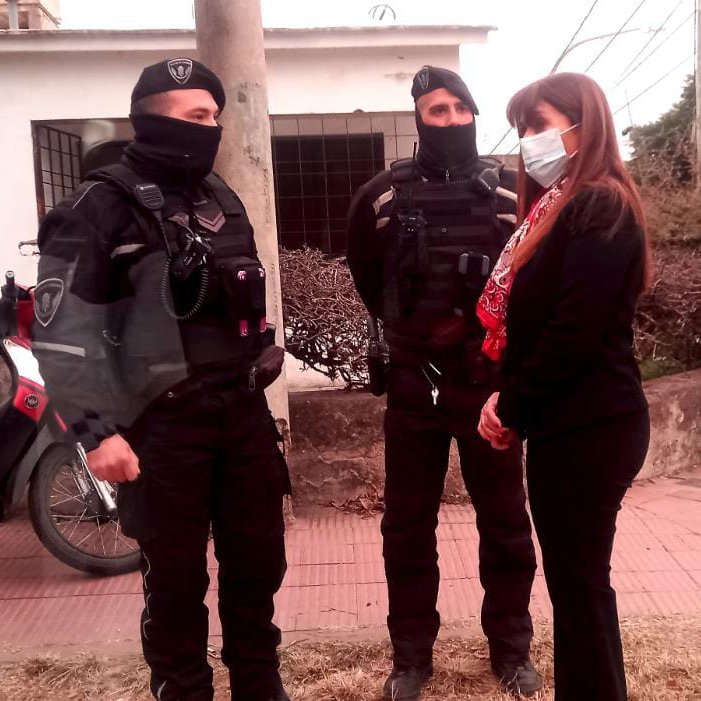 PoliciaCbaOf's tweet photo. Además, la máxima autoridad policial controló al personal del Dpto. #MotocicletasSur quienes efectuaron tareas de prevención en Bº #VillaLaLonja. Asimismo, el Dir. de Seguridad Zona Sur Gustavo Ceballos la acompañó en el recorrido de las jurisdicciones del #CAPIV y #CAPV. https://t.co/PpBh0CF6Kr