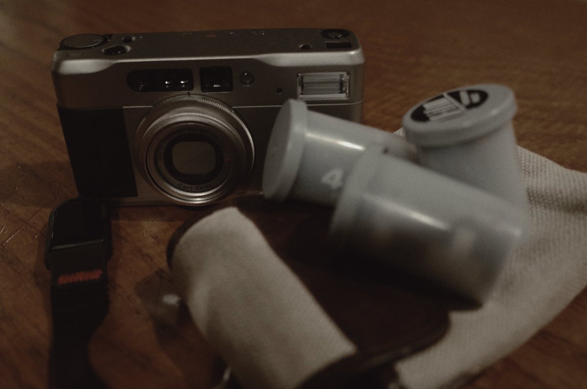 gypsymagic88's tweet photo. やっぱりフィルム３本でてきた。
カラー１本モノクロ２本
古いカラーフィルムを入れて、明日からGRの代わりに出勤させよう🥰
#CONTAX #TVS2 #フィルム #Lomography  #KODAK  #PeakDesign #ULYSSES https://t.co/1SetiTtk8L