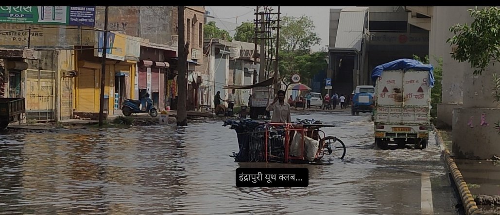 1234samasya's tweet photo. जल निकासी ना होने के कारण बिन बरसात सड़क पर पानी भर गया जिससे गहरे गहरे गड्ढे हो गए जो लाज़मी है,गड्ढे होने की वजह से लाचार रिक्शे वाले का रिक्शा पलट गया और ना जाने कितने ग़रीब व्यक्ति के रिक्शे पल्टेंगे,@nkgurjar4bjp @NppLoni @NagarVikasUP @dm_ghaziabad इस साल भी लोनी डूब रहा है https://t.co/TVNpUdS83l