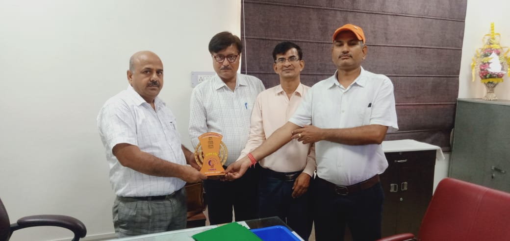 उत्तर मध्य रेलवे कर्मचारी संघ आगरा मण्डल के प्रतिनिधियों ने वरिष्ठ मण्डल विद्युत इंजिनियर (सामान्य) श्री पी पी शर्मा जी से शिष्टाचार के नाते मुलाकात किया एवं संघ की तरफ से स्मृति चिन्ह भेंट किया गया।
<a href="/RailMinIndia/">Ministry of Railways</a>
<a href="/umrks_brms/">Uttar Madhya Railway Karmachari Sangh</a>
<a href="/brmsunion/">BRMS</a>
<a href="/BMSkendra/">Bharatiya Mazdoor Sangh</a>
<a href="/RSSorg/">RSS</a>