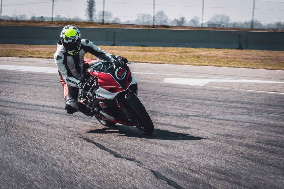 SchoolMts's tweet photo. 🗣 Il feedback del pilota è fondamentale per apportare le giuste modifiche all’assetto della vettura o della moto

✅ Ecco perché i nostri meccanici e ingegneri si interfacciano con piloti professionisti, in grado di fornire input precisi per migliorare le prestazioni https://t.co/8EfKQdBKmZ