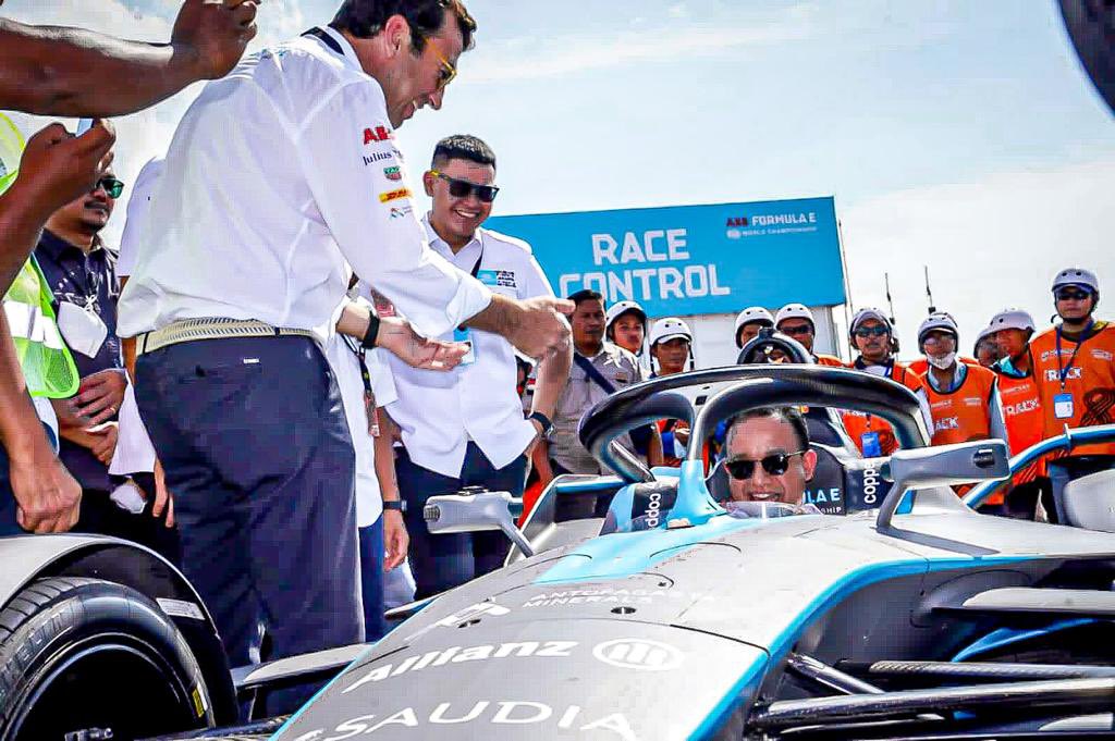 aniesbaswedan's tweet photo. Alhamdulillah, kita bersyukur kepada Allah SWT bahwa persiapan Jakarta E-Prix berjalan dengan lancar dan sekarang tiga hari menjelang pelaksanaan bisa dibilang seluruh persiapan sudah selesai.

#JakartaEPrix #FormulaEJakarta
#ABBFormulaE #JakartaLangitBiru
https://t.co/bkyGCFj4AQ https://t.co/biTB36TkJQ