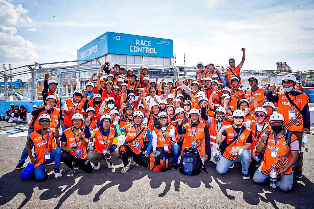 Alhamdulillah, kita bersyukur kepada Allah SWT bahwa persiapan Jakarta E-Prix berjalan dengan lancar dan sekarang tiga hari menjelang pelaksanaan bisa dibilang seluruh persiapan sudah selesai.

#JakartaEPrix #FormulaEJakarta
#ABBFormulaE #JakartaLangitBiru
facebook.com/10004419080090…