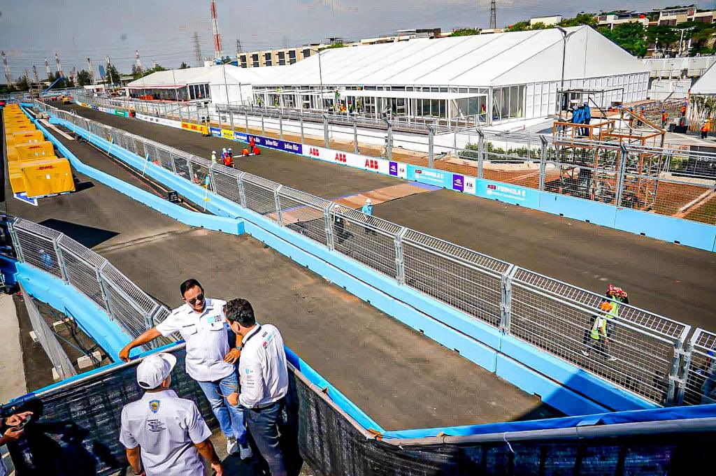 aniesbaswedan's tweet photo. Alhamdulillah, kita bersyukur kepada Allah SWT bahwa persiapan Jakarta E-Prix berjalan dengan lancar dan sekarang tiga hari menjelang pelaksanaan bisa dibilang seluruh persiapan sudah selesai.

#JakartaEPrix #FormulaEJakarta
#ABBFormulaE #JakartaLangitBiru
https://t.co/bkyGCFj4AQ https://t.co/biTB36TkJQ
