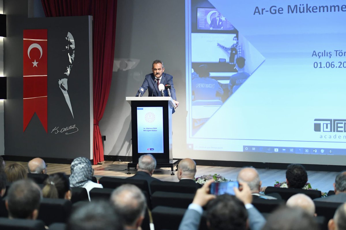 Plastik Teknolojisi Alanındaki İlk Mükemmeliyet Merkezinin Açılışı Yapıldı 
 
Bakan Özer: Bu model; öğrenciyi seçen, sürekli takip eden, istihdam kabiliyetini güçlendiren bir eğitim programı. İnşallah, iş dünyamızda çok daha güzel örnekleri çıkacaktır.
 
👉meb.ai/t2iHV1