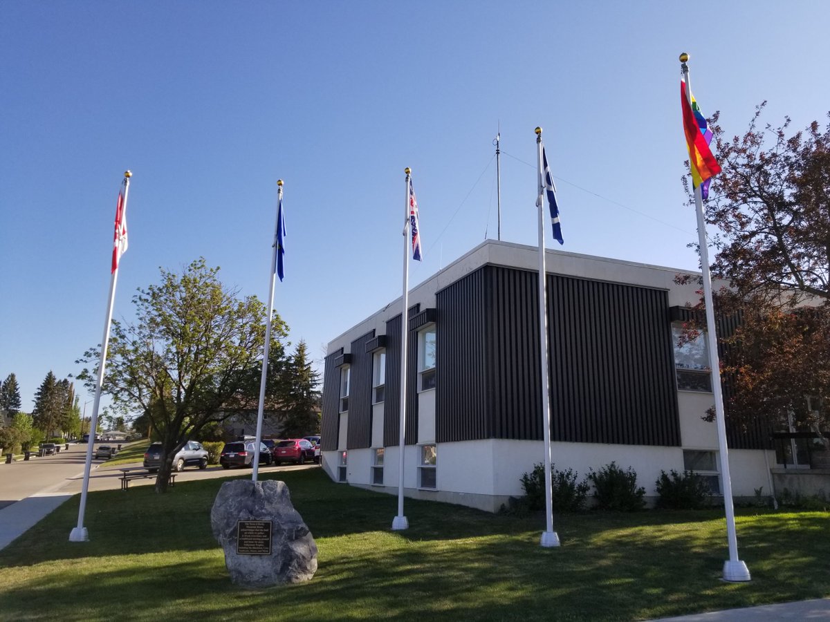 TOWNOFROCKY's tweet photo. The Town of Rocky Mountain House has raised the Pride Flag at the Town office. It will fly all June to mark Pride Month in Canada. We celebrate the talent and contributions of our LGBTQ2+ community!

#Pride2022  #FreeToBeMe 🏳️‍🌈 https://t.co/fF8sRoL6Q8