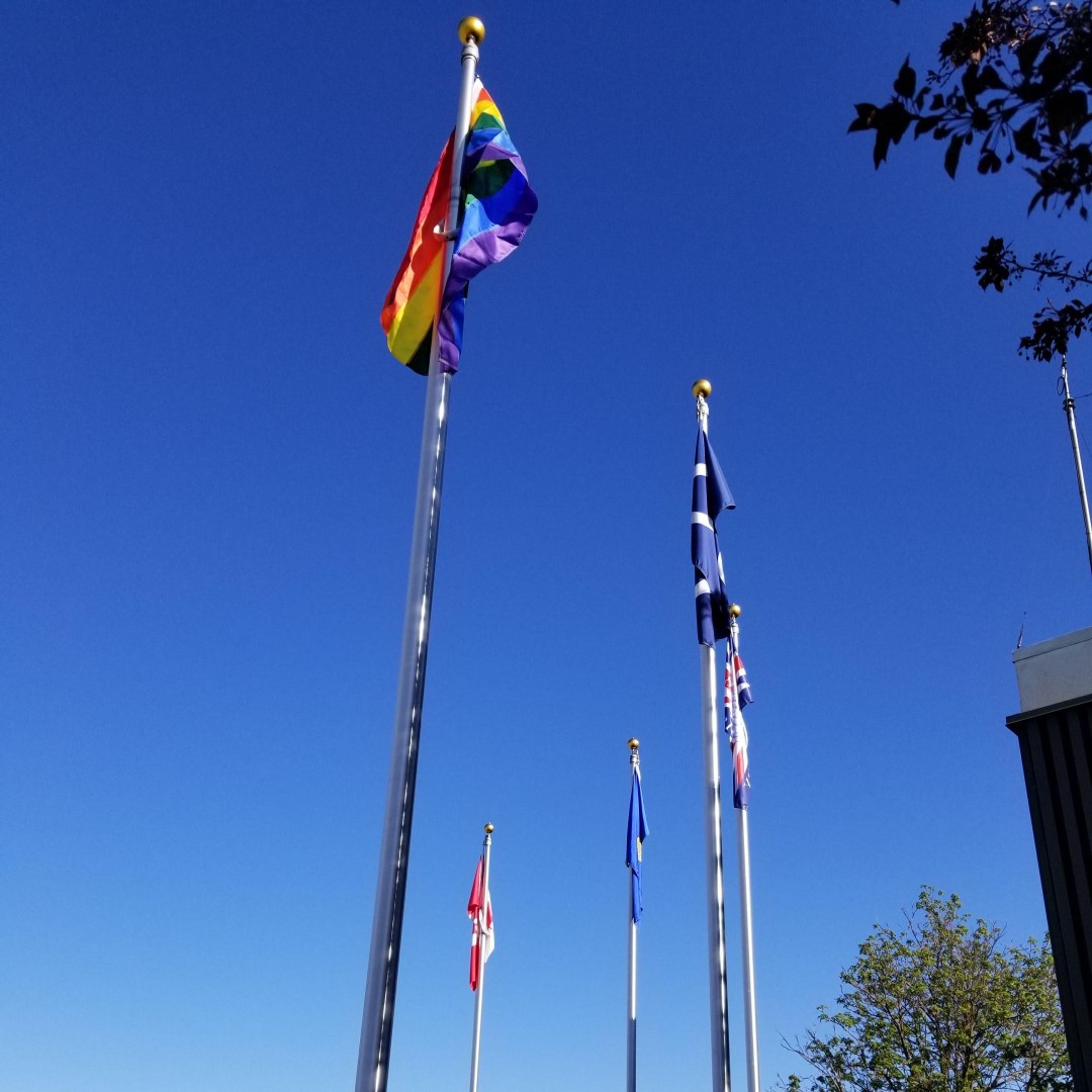 TOWNOFROCKY's tweet photo. The Town of Rocky Mountain House has raised the Pride Flag at the Town office. It will fly all June to mark Pride Month in Canada. We celebrate the talent and contributions of our LGBTQ2+ community!

#Pride2022  #FreeToBeMe 🏳️‍🌈 https://t.co/fF8sRoL6Q8