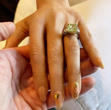 Z903's tweet photo. Jennifer Lopez decided to commemorate her love for Ben Affleck with this new manicure.
(Also, check out that engagement ring!) #heymorton #benandjen #jlo #engagement #nails #manicure https://t.co/UFwK9LVeyM