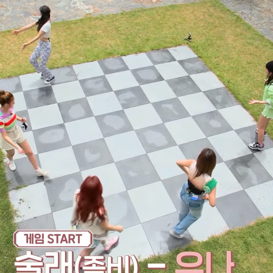 MIDCYS's tweet photo. THEY FREAKING HAD THE CONCEPT OF THE CHESS GAME EVER SINCE CSI TWO??? WHAT THE ACTUAL HELL???

ITZY ARE BACK
#ITZY_CHECKMATE #ITZY @ITZYofficial https://t.co/9rGqHQyNud