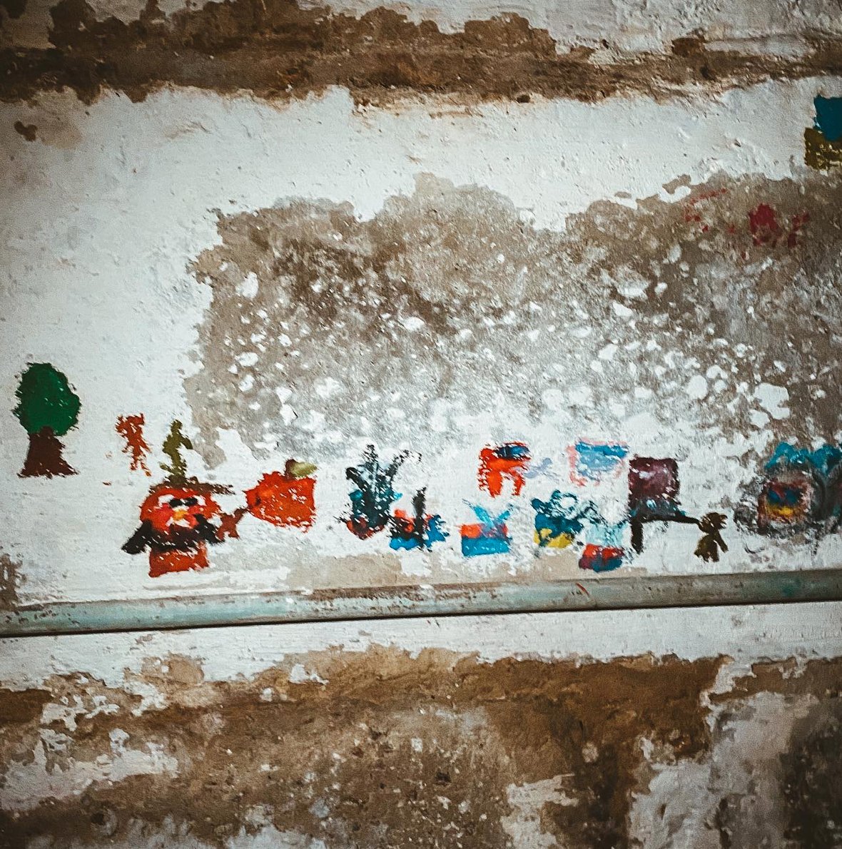 mykolska's tweet photo. On International Children’s Day let me show you the pictures of the walls of bomb shelters made by @elisazonova in Yagidne, Chennihiv region, Ukraine. Several hundreds civilians lived here for a month. 11 of them died https://t.co/gVTF22uAvy