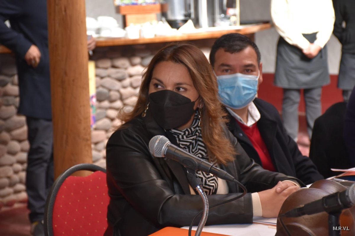 deborahparedess's tweet photo. Hoy nos encontramos en #Sanpedrodeatacama en nuestra reunión de @AMRANTOF junto a los #alcaldes de la región y nuestro Gobernador @RicardoDiazC analizando los Fondos de Inversión para nuestra comuna. Trabajo en conjunto para el desarrollo de la región de #Antofagasta 💪🏽 https://t.co/6hD9OQqK2q