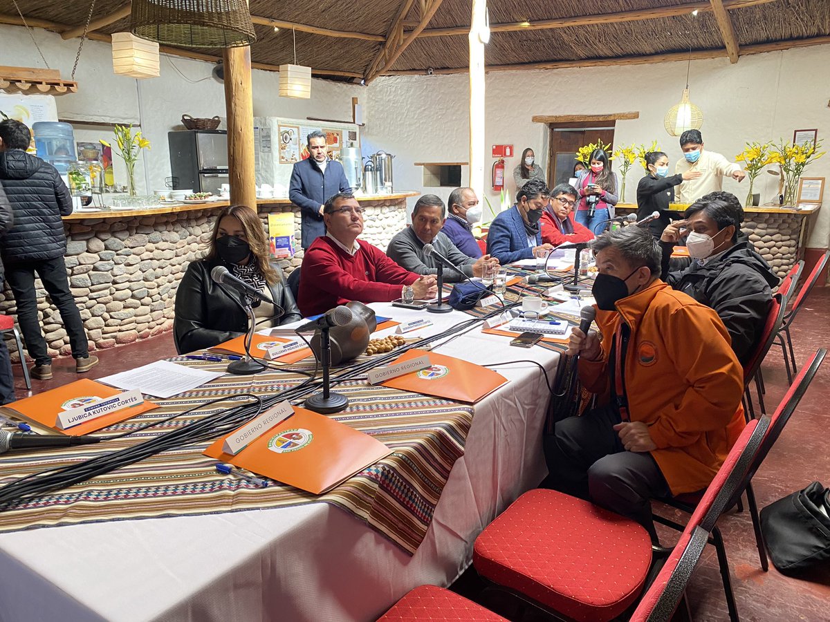 deborahparedess's tweet photo. Hoy nos encontramos en #Sanpedrodeatacama en nuestra reunión de @AMRANTOF junto a los #alcaldes de la región y nuestro Gobernador @RicardoDiazC analizando los Fondos de Inversión para nuestra comuna. Trabajo en conjunto para el desarrollo de la región de #Antofagasta 💪🏽 https://t.co/6hD9OQqK2q