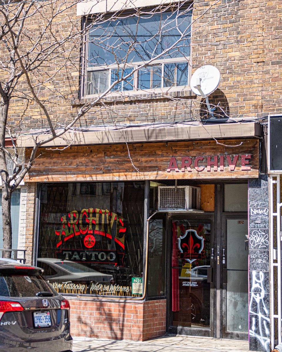 🐉 TORONTO TATTOO 🐉 
➡️ Where do you get your Toronto tattoo? 

More on IG @ the.shaky.shutter 

#torontophotography #cityphotography #photography #toronto #tattoo #tattoos #tattooshop #torontotattoo #city #street #streetphotography