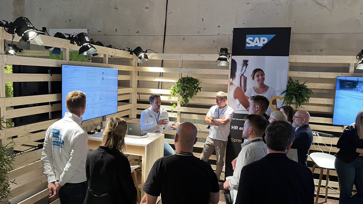Mittendrin statt nur dabei! Heute hatten wir die Ehre, eine spontane Live-Demo am SAP Stand mit unserem VANTAiO-System zur SAP Work Zone for HR zu machen. 🖥 Networking vom Feinsten, danke für den guten Austausch an die Kollegen von <a href="/SAP/">SAP</a> @PORTAL_SAP #CoCon22 #digitalworkplace 👍🏻
