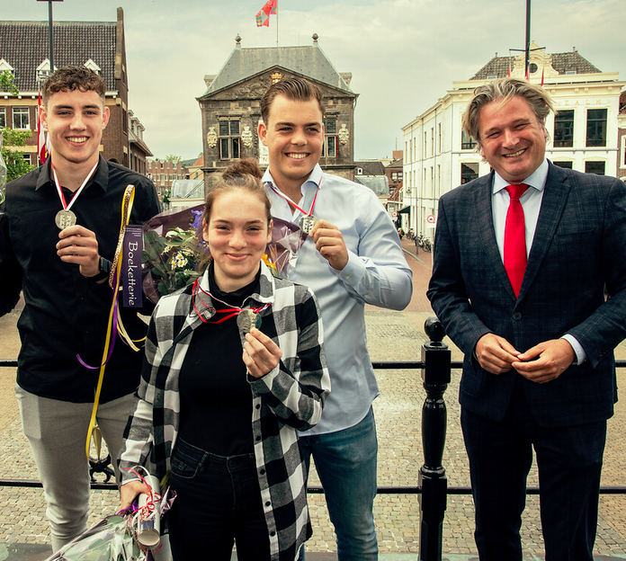Drie sporters van Den Edel kregen Goudse sportpenning. Jiu Jitsuka's Ruby Vogelzang, Ruben Raghunat, Max Schulenklopper voor topprestaties EK  Heraklion en WK Abu Dhabi. 
V.l.n.r. Raghunath, Schulenklopper, wethouder Michiel Bunnik, voorVogelzang.
📸Astrid den Haan
<a href="/DenEdelGouda/">Den Edel Gouda NL</a>