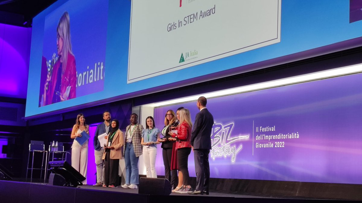 Manuela Colombo - Community Expert at Coca-Cola HBC, consegna il premio Girls in STEM - Coca-Cola HBC Italia e Fondazione Coca-Cola HBC Italia - alle 5 giovani vincitrici del Liceo Mamoli! 🏆