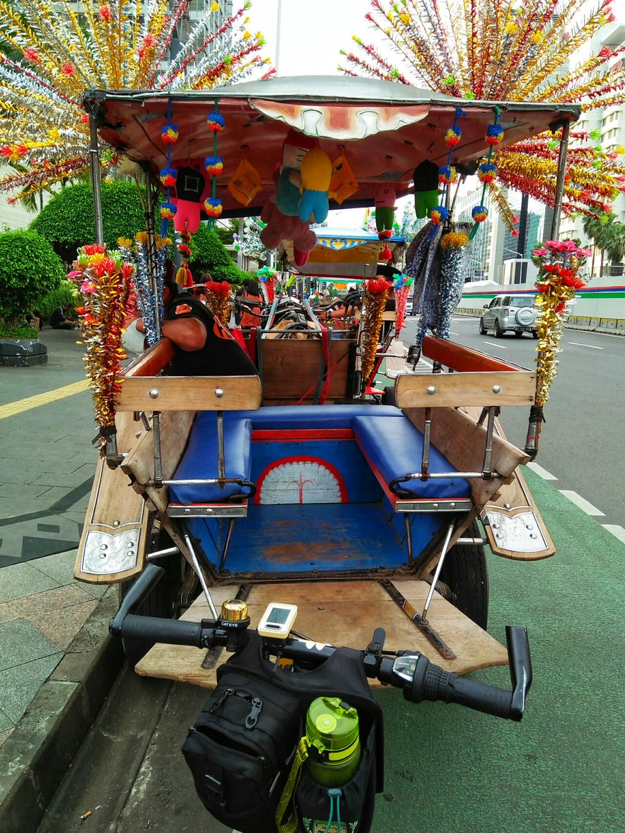 Jalur Sepeda atau Jalur Delman...😇😰 <a href="/JalurSepeda/">Jalur Khusus Sepeda</a> @DishubDKI_JKT <a href="/DKIJakarta/">Pemprov DKI Jakarta</a> @Kemenparekraf <a href="/RadioElshinta/">Radio Elshinta</a> 
<a href="/B2WIndonesia/">Bike2Work Indonesia</a>