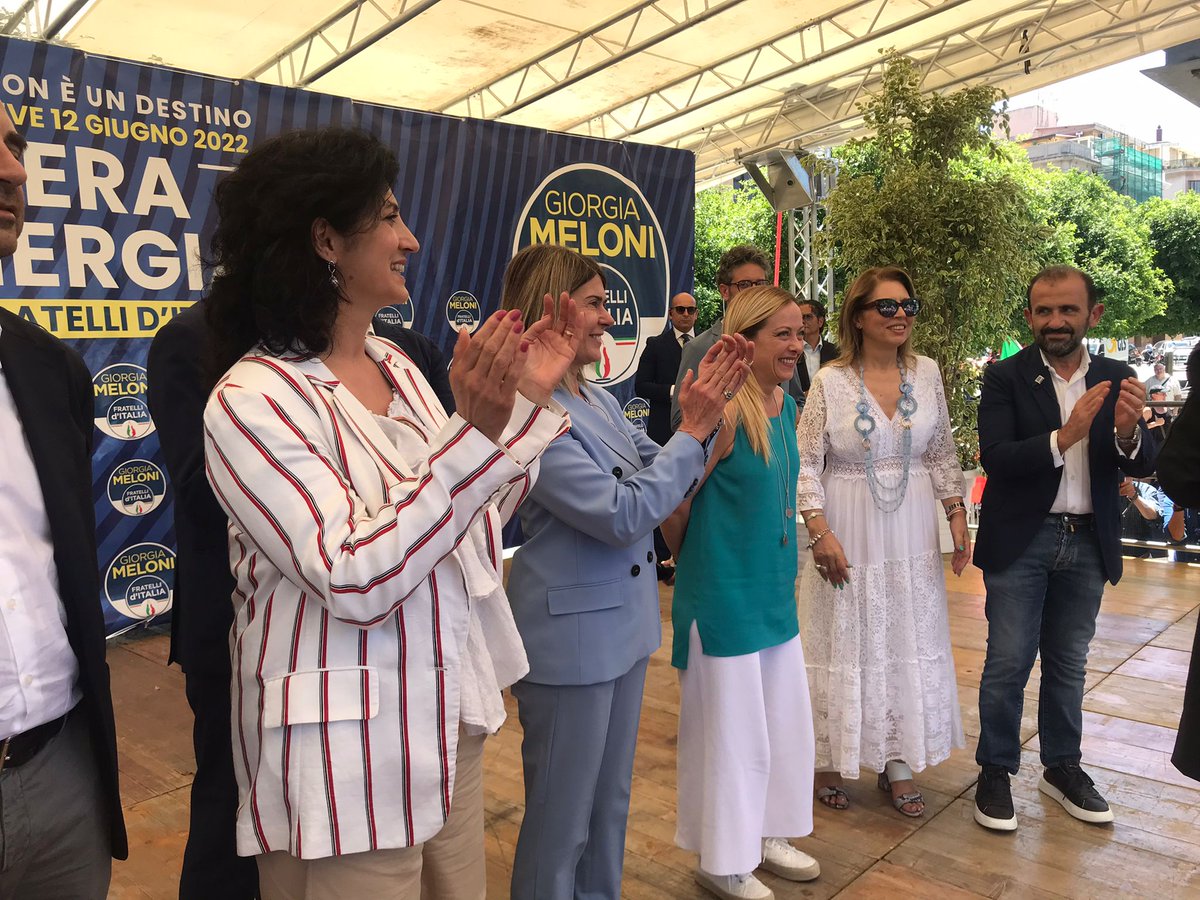 Tiziana_Drago's tweet photo. Comizio questa mattina a Messina, con gradita visita della nostra leader @GiorgiaMeloni, che ha fatto sentire propria voce con la solita incisività e chiarezza. Gruppo siciliano di @FratellidItalia della Sicilia orientale presente, a sostegno del candidato sindaco @CroceMaurizio. https://t.co/nFkmdwiDiU