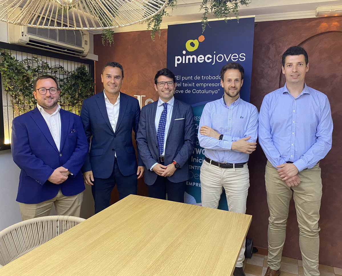 pimecjoves's tweet photo. Reunió jurat @pimecjoves per escollir la persona guanyadora del reconeixement PIMEC Jove en el marc dels #premispime @pimec
https://t.co/ab47jwzJ5u
Molta sort a tots i totes!
I moltes gràcies al jurat que ha participat en la deliberació:
@JEconomistes
@GAJBarcelona
@ASCEFcat https://t.co/RAYOgg4SDi