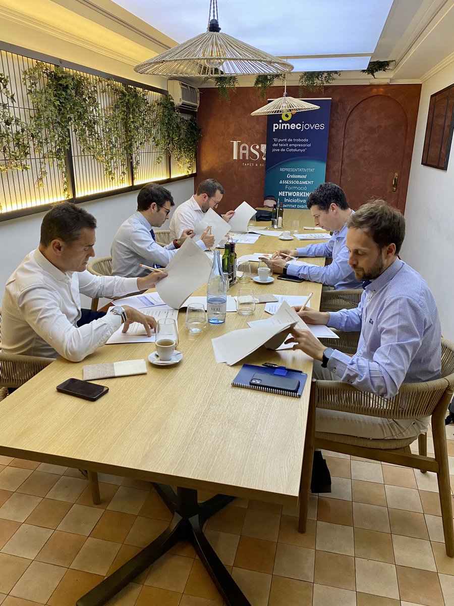 pimecjoves's tweet photo. Reunió jurat @pimecjoves per escollir la persona guanyadora del reconeixement PIMEC Jove en el marc dels #premispime @pimec
https://t.co/ab47jwzJ5u
Molta sort a tots i totes!
I moltes gràcies al jurat que ha participat en la deliberació:
@JEconomistes
@GAJBarcelona
@ASCEFcat https://t.co/RAYOgg4SDi