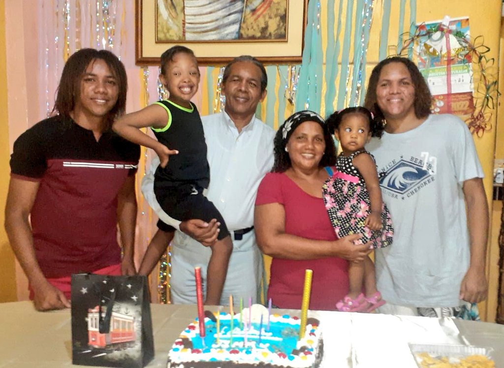 JimmySimisterra's tweet photo. Quiero agradecer a Dios por su inmenso amor y misericordia para este servidor. Tengo la dicha compartir con mi familia y amigos este día. 
Hoy es el inicio de un nuevo año para mí, un año más al servicio de Dios y el prójimo, que sea un maravilloso y bendecido cumpleaños🎊 https://t.co/Ih8fWqS6AL
