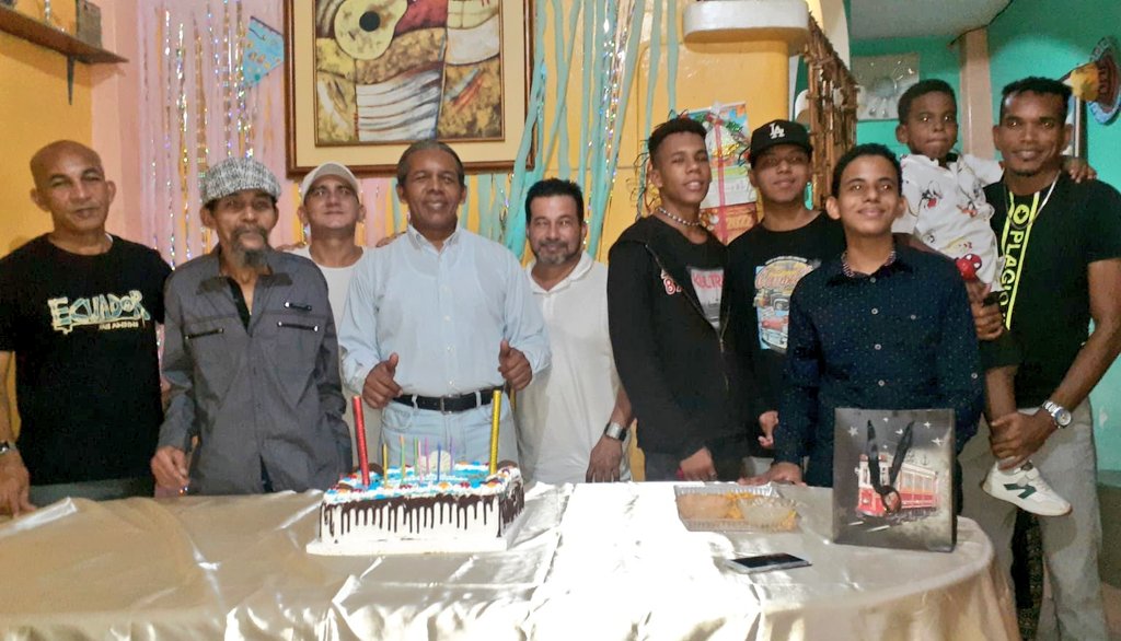 JimmySimisterra's tweet photo. Quiero agradecer a Dios por su inmenso amor y misericordia para este servidor. Tengo la dicha compartir con mi familia y amigos este día. 
Hoy es el inicio de un nuevo año para mí, un año más al servicio de Dios y el prójimo, que sea un maravilloso y bendecido cumpleaños🎊 https://t.co/Ih8fWqS6AL
