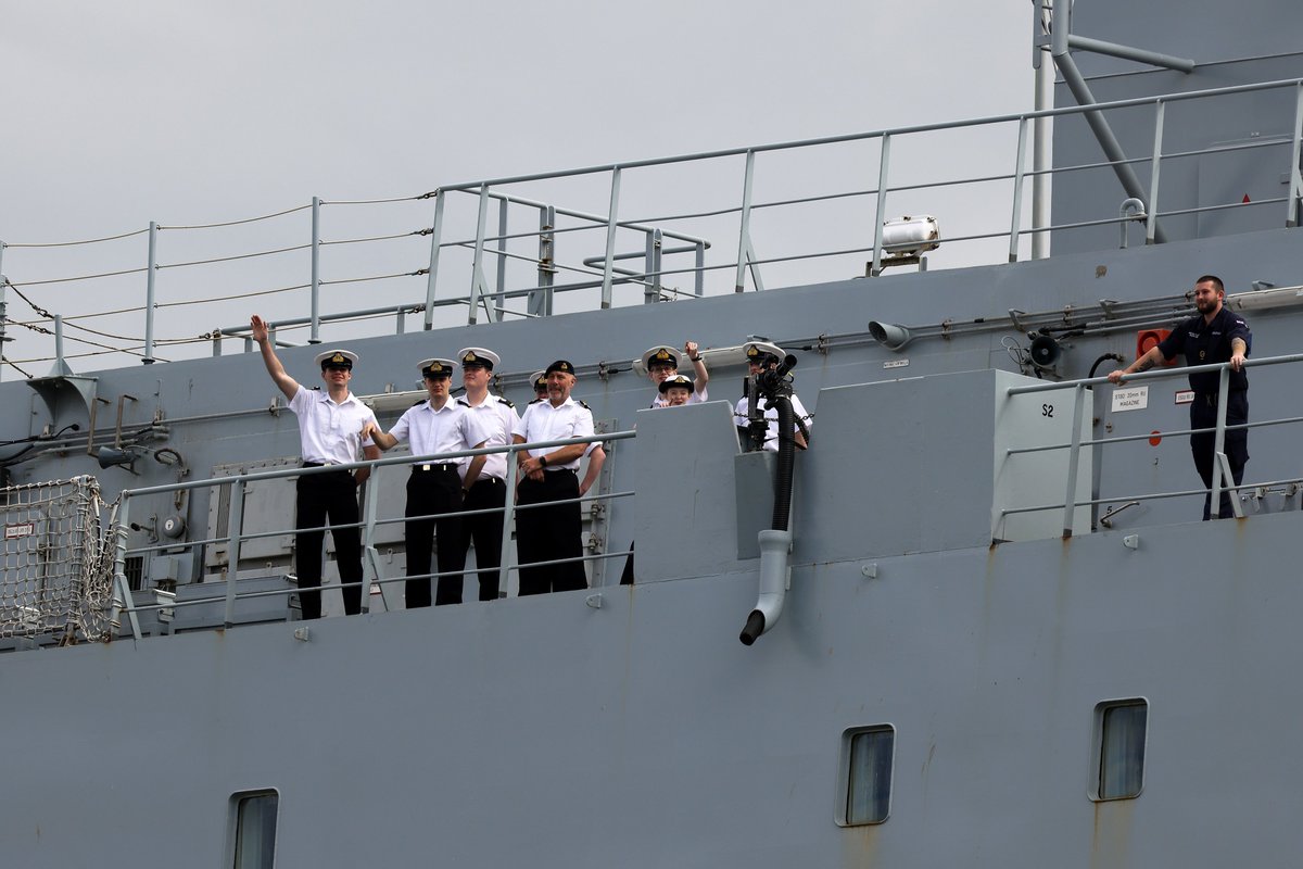 RoyalNavy's tweet image. She's here: @RFAMountsBay has arrived in the heart of London for the #PlatinumJubilee this weekend.
She berthed at Greenwich ahead of hosting events from June 2 to 6. @RFAHeadquarters 
Read more: ow.ly/BJfO50JkKFP
Pictures: LPhot Lee Blease