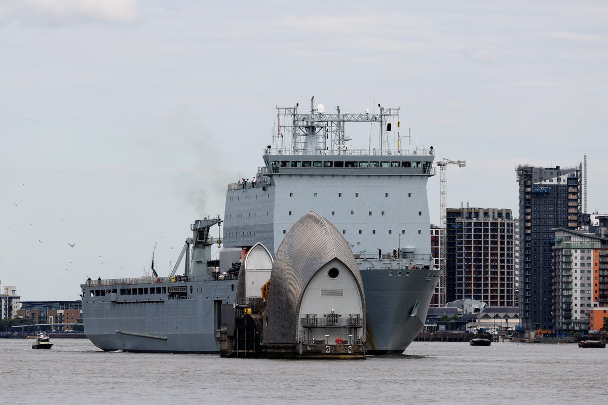 RoyalNavy's tweet image. She's here: @RFAMountsBay has arrived in the heart of London for the #PlatinumJubilee this weekend.
She berthed at Greenwich ahead of hosting events from June 2 to 6. @RFAHeadquarters 
Read more: ow.ly/BJfO50JkKFP
Pictures: LPhot Lee Blease