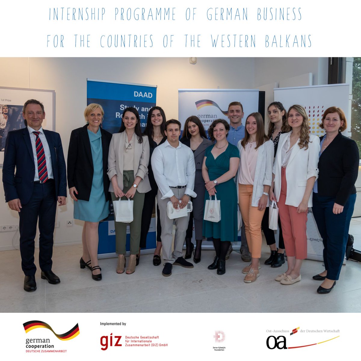 OstAusschuss's tweet photo. Zoran Djindjic Stipendienprogramm der Deutschen Wirtschaft für die Länder des Westlichen #Balkan|s | Botschafter Thomas Schieb begrüßt unsere 𝐬𝐞𝐫𝐛𝐢𝐬𝐜𝐡𝐞𝐧 𝐒𝐭𝐢𝐩𝐞𝐧𝐝𝐢𝐚𝐭:𝐢𝐧𝐧𝐞𝐧 beim Empfang in #Belgrad #ZDinternship👉https://t.co/M2q34T5YzQ https://t.co/cMNBcG0Ndq