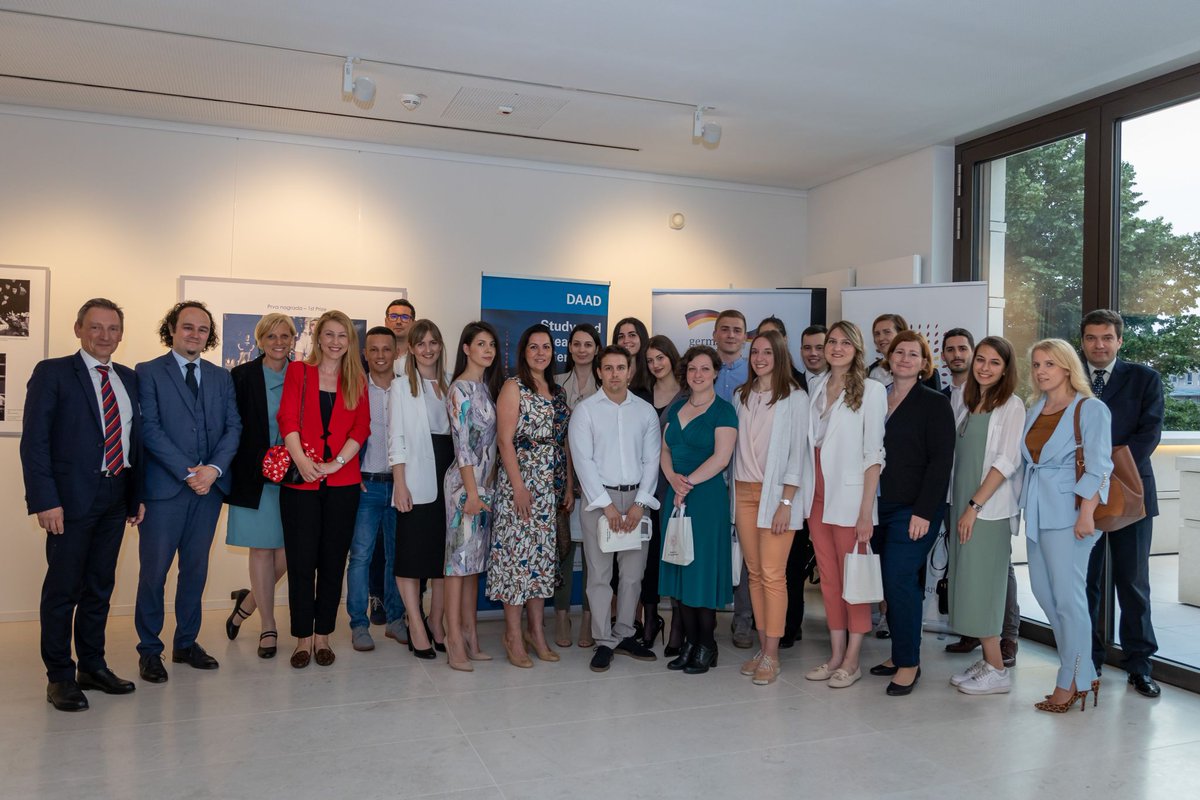 OstAusschuss's tweet photo. Zoran Djindjic Stipendienprogramm der Deutschen Wirtschaft für die Länder des Westlichen #Balkan|s | Botschafter Thomas Schieb begrüßt unsere 𝐬𝐞𝐫𝐛𝐢𝐬𝐜𝐡𝐞𝐧 𝐒𝐭𝐢𝐩𝐞𝐧𝐝𝐢𝐚𝐭:𝐢𝐧𝐧𝐞𝐧 beim Empfang in #Belgrad #ZDinternship👉https://t.co/M2q34T5YzQ https://t.co/cMNBcG0Ndq