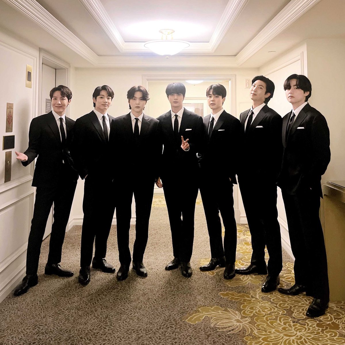 btsaresevennn's tweet photo. — Lo próximo en el calendario de promoción para #BTS_Proof es sorpresa! Qué piensan que pueda ser? 

🗓 Lunes, 6 de Junio
9:00 AM 🇸🇻🇬🇹🇨🇷🇭🇳🇳🇮
10:00 AM 🇲🇽🇪🇨🇵🇪🇨🇴🇵🇦
11:00 AM 🇨🇺🇵🇾🇨🇱🇻🇪🇩🇴🇧🇴🇵🇷
12:00 PM 🇺🇾🇦🇷🇧🇷 
5:00 PM 🇪🇸 https://t.co/8TK0Ic1gwM