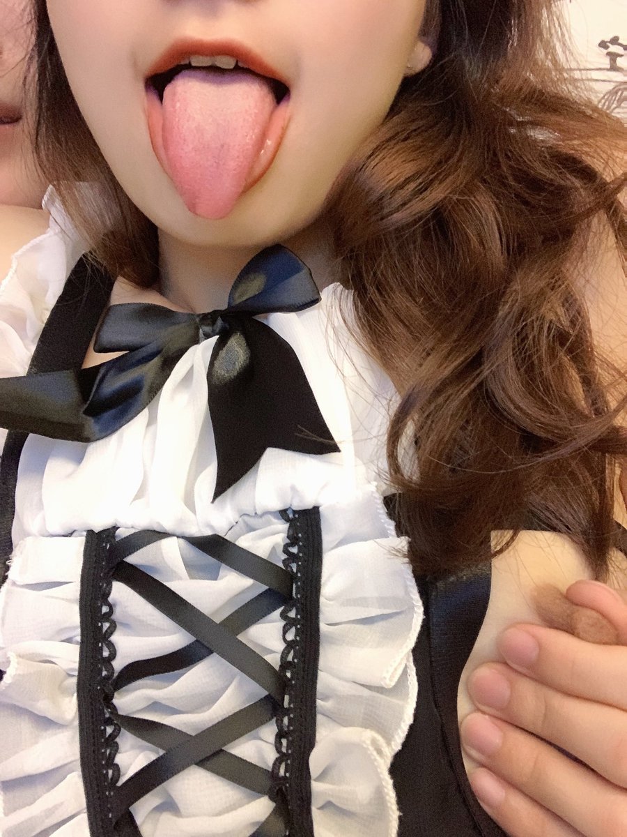 Caxxtt's tweet photo. 六一携小狗给大家问好啦!!异地分开快两个月，一进门就求我给她解馋 https://t.co/KmZXdMoKmj