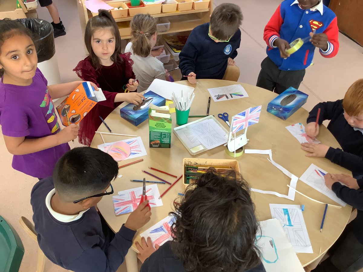 MissHallidayCVP's tweet photo. P1 made flags and crowns for the queen’s jubilee. We enjoyed a special picnic this afternoon to celebrate. 🇬🇧 👸 🧁 🍓 ☀️ @CanalViewPSEdin https://t.co/nbrrebUS1J