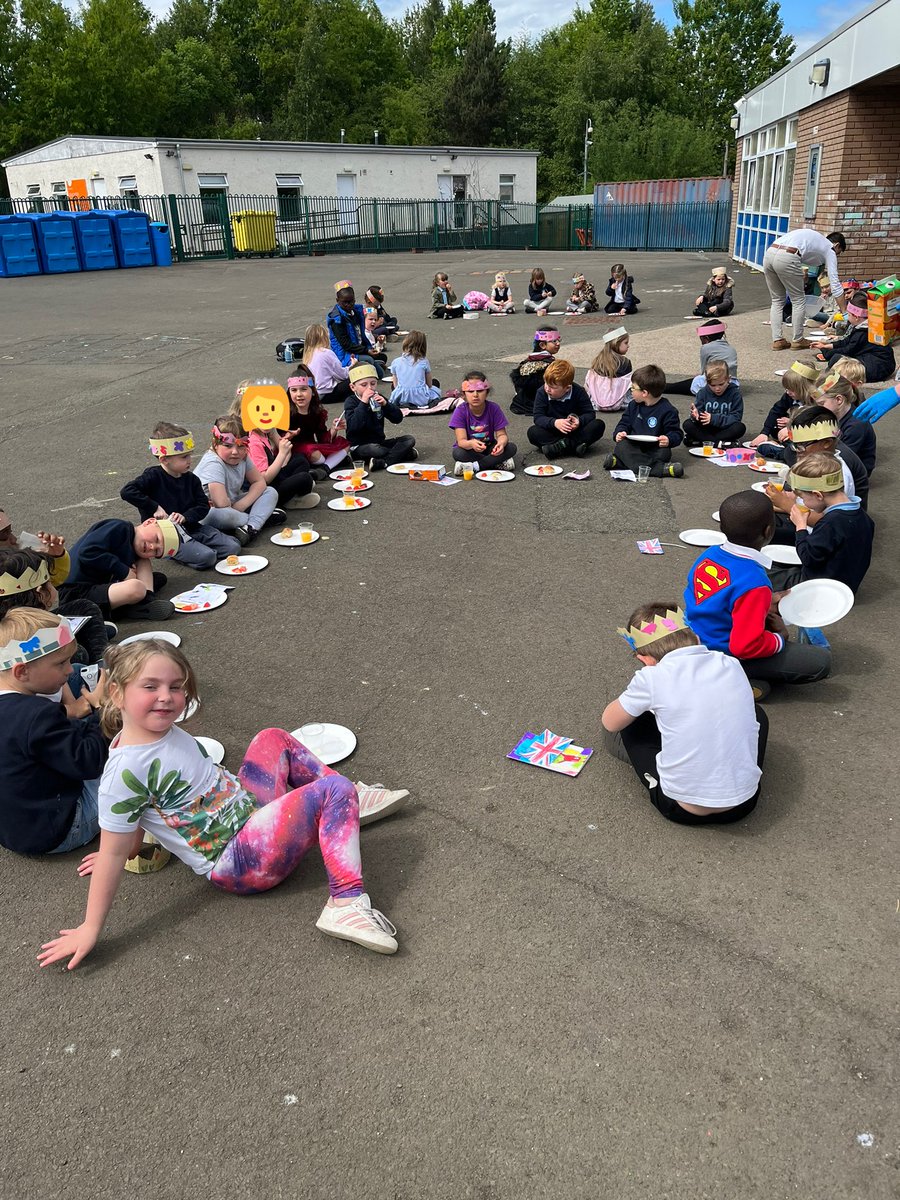 MissHallidayCVP's tweet photo. P1 made flags and crowns for the queen’s jubilee. We enjoyed a special picnic this afternoon to celebrate. 🇬🇧 👸 🧁 🍓 ☀️ @CanalViewPSEdin https://t.co/nbrrebUS1J