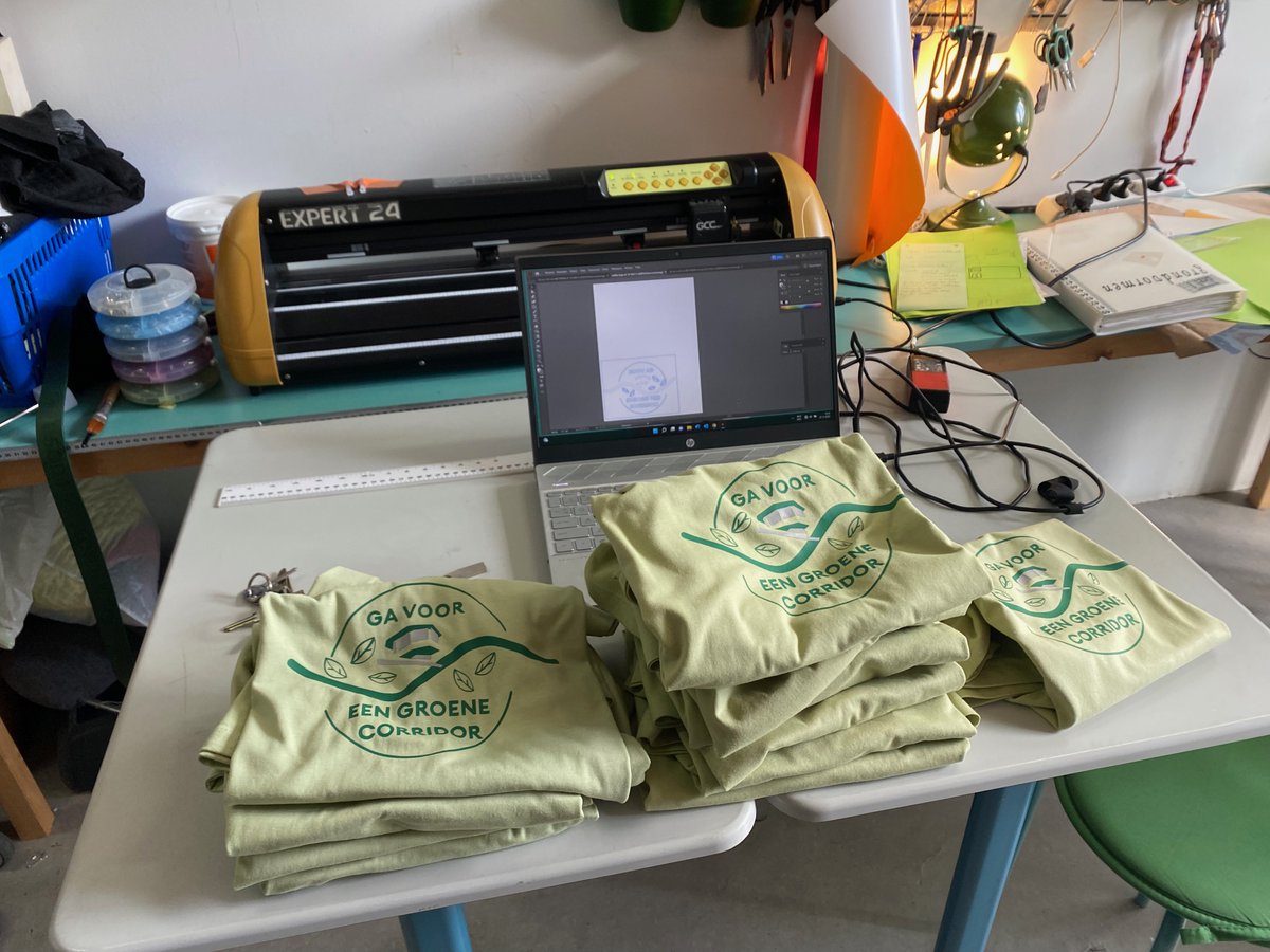 mooi logo en t-shirt voor onze actie 'Ga voor een groene corridor' als oproep aan gemeenteraad 024 -> lokaal gemaakt door <a href="/Sophie_Kempen/">Sophie van Kempen</a> en Femke Ratering in de ateliers van Bottendaalse #zeepfabriek
