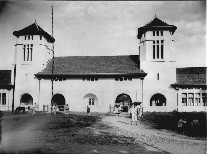 HistoriDunia2's tweet photo. #plesir
Pada 19 November 1919 didirikan CBZ (Centrale Burgelijke Ziekenhuis) yang disatukan dengan STOVIA. Maret 1942, saat Indonesia dijajah Jepang, CBZ dijadikan Rumah Sakit Perguruan Tinggi (Ika Daigaku Byongin). Pada 1945, diubah menjadi Roemah Sakit Oemoem Negeri (RSON). https://t.co/QOCK2zGSkZ