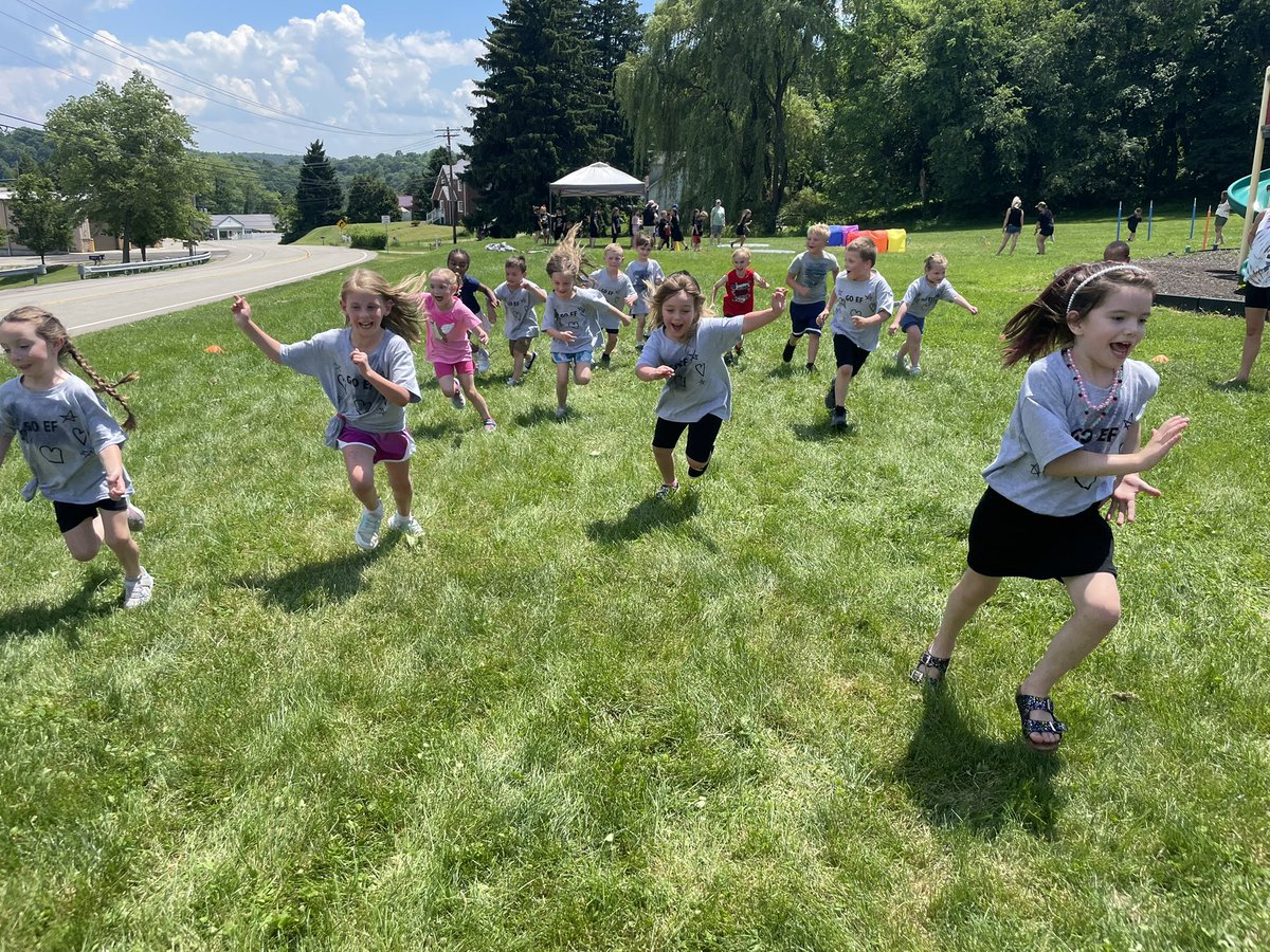 Mrs_Loucks's tweet photo. Fun in the Sun Day was a blast ☀️ thank you to our PTO, parent volunteers and @MrsHoffmanpe for such a fantastic day! 😎 https://t.co/bIoaf43CSC