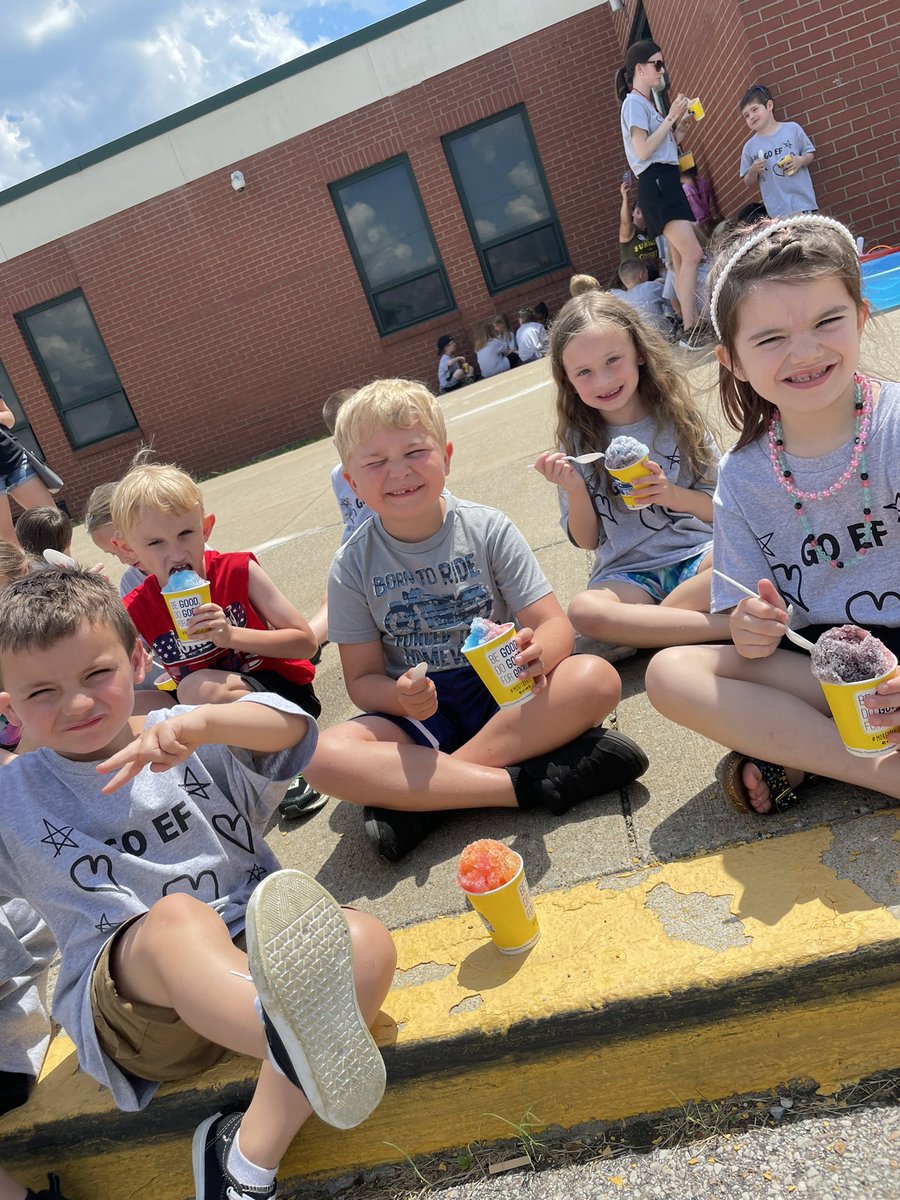 Mrs_Loucks's tweet photo. Fun in the Sun Day was a blast ☀️ thank you to our PTO, parent volunteers and @MrsHoffmanpe for such a fantastic day! 😎 https://t.co/bIoaf43CSC