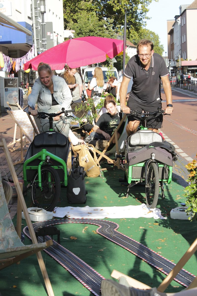 📅 08.06.22, 13-18h
📍Campus Essen
@ifn_ude and #UDE4future are represented at #UDE #Sommerfest next week! Participate in their activities and get info on #Sustainability and the #BNE certificate. We're looking forward to thrilling races on the cargo bike powered carrera track 😉